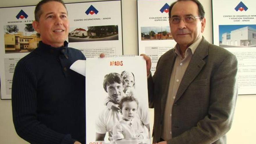 El presidente de Apadis, Jorge Ribera, mostrando el nuevo calendario.