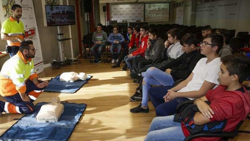 Dos técnicos sanitarios, ayer, impartiendo una clase de RCP en el Polígono del Espíritu Santo.