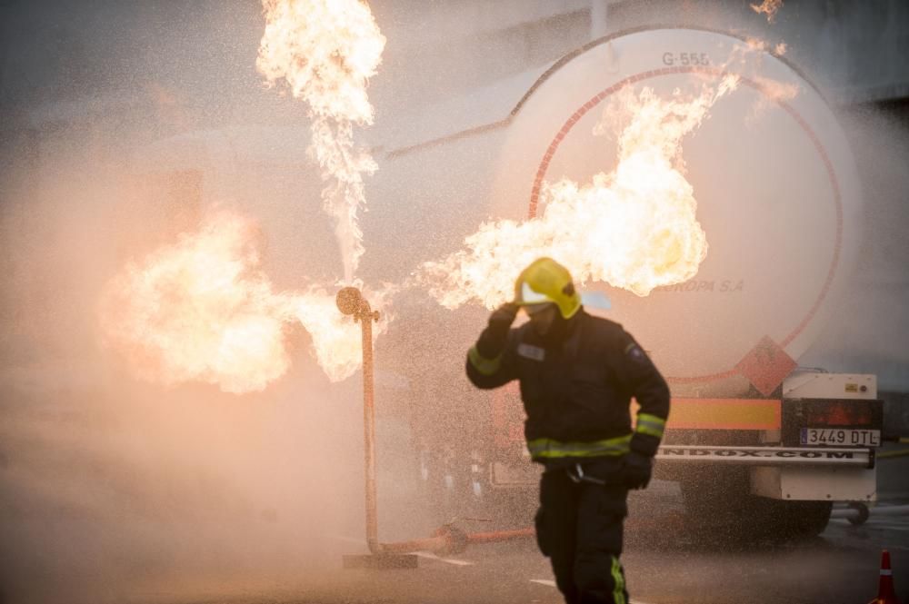 Bomberos y personal de los equipos de emergencias ensayan cómo intervenir en caso de accidente con mercancías peligrosas