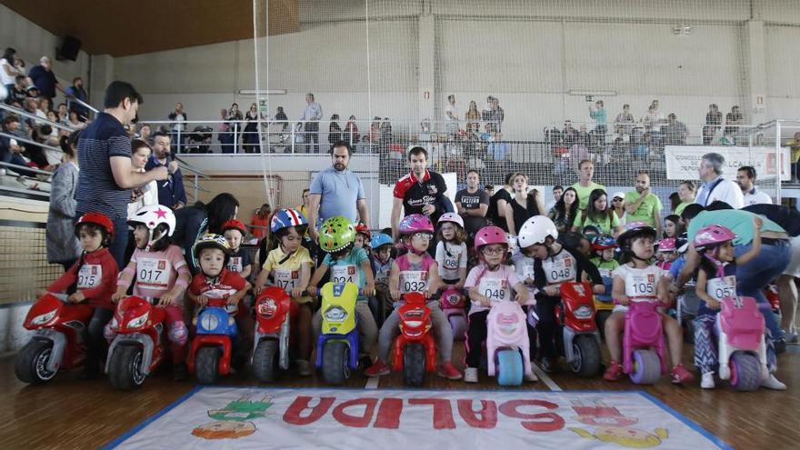 Carrera solidaria de correpasillos para niños en  Bouzas,Vigo, ayer. // Alba Villar