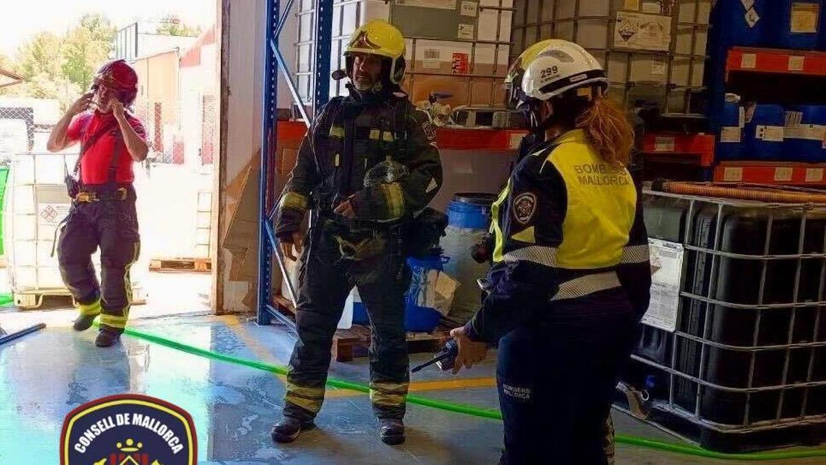 Bombers de Mallorca durante la actuación en la fuga de gas en una industria química de Marratxí.