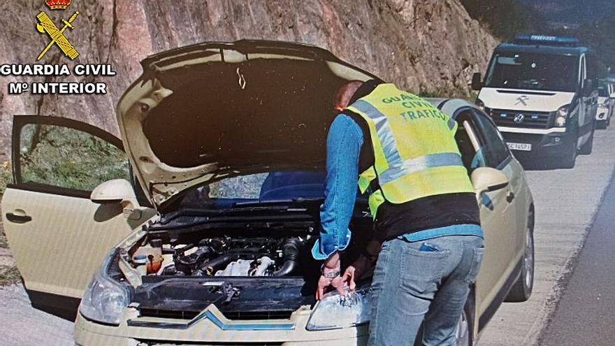 Un agente inspecciona el vehículo.  | // CEDIDA GUARDIA CIVIL