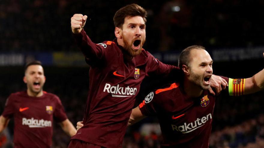 Messi i Iniesta celebren el gol a Stamford Bridge.