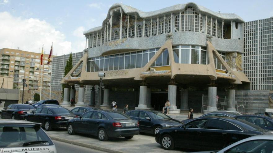 Coches oficiales aparcados en la Asamblea Regional en una imagen de 2012.