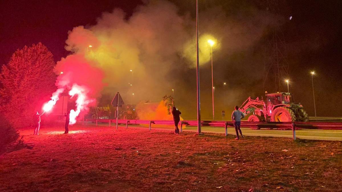 Protesta de agricultores en la carretera por la carretera C-14 a su paso por Ponts ( Noguera )