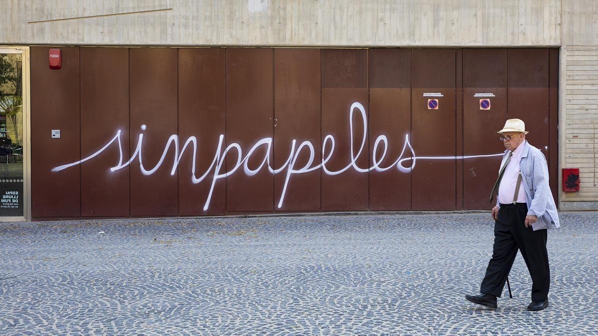 Una pintada de ’Sinpapeles’ en la Filmoteca de Catalunya.