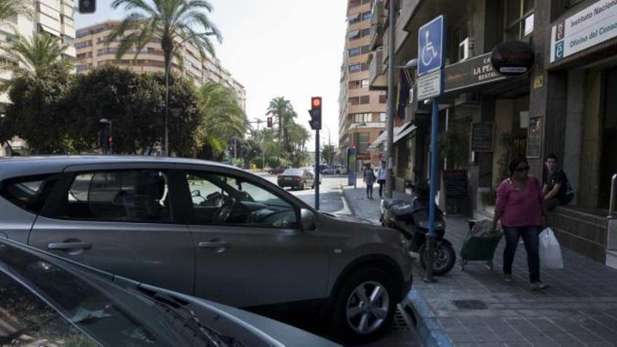 Una zona de aparcamiento reservada a personas discapacitadas.