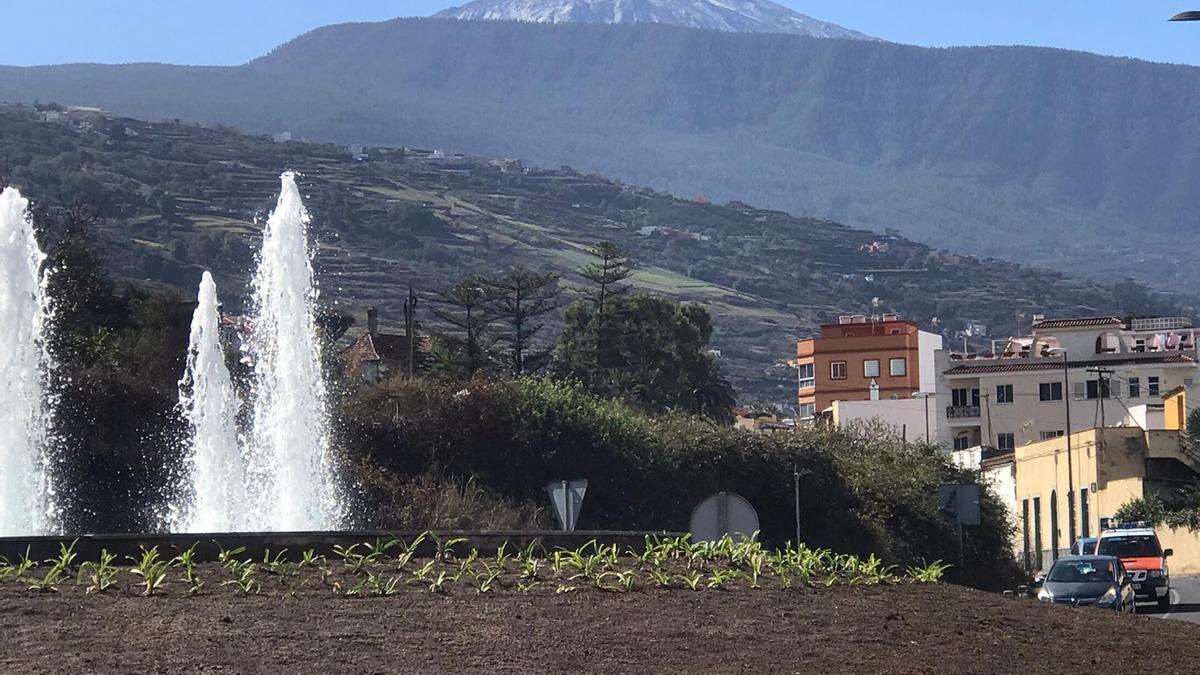 Un leve manto blanco tiñe el  Teide este viernes.