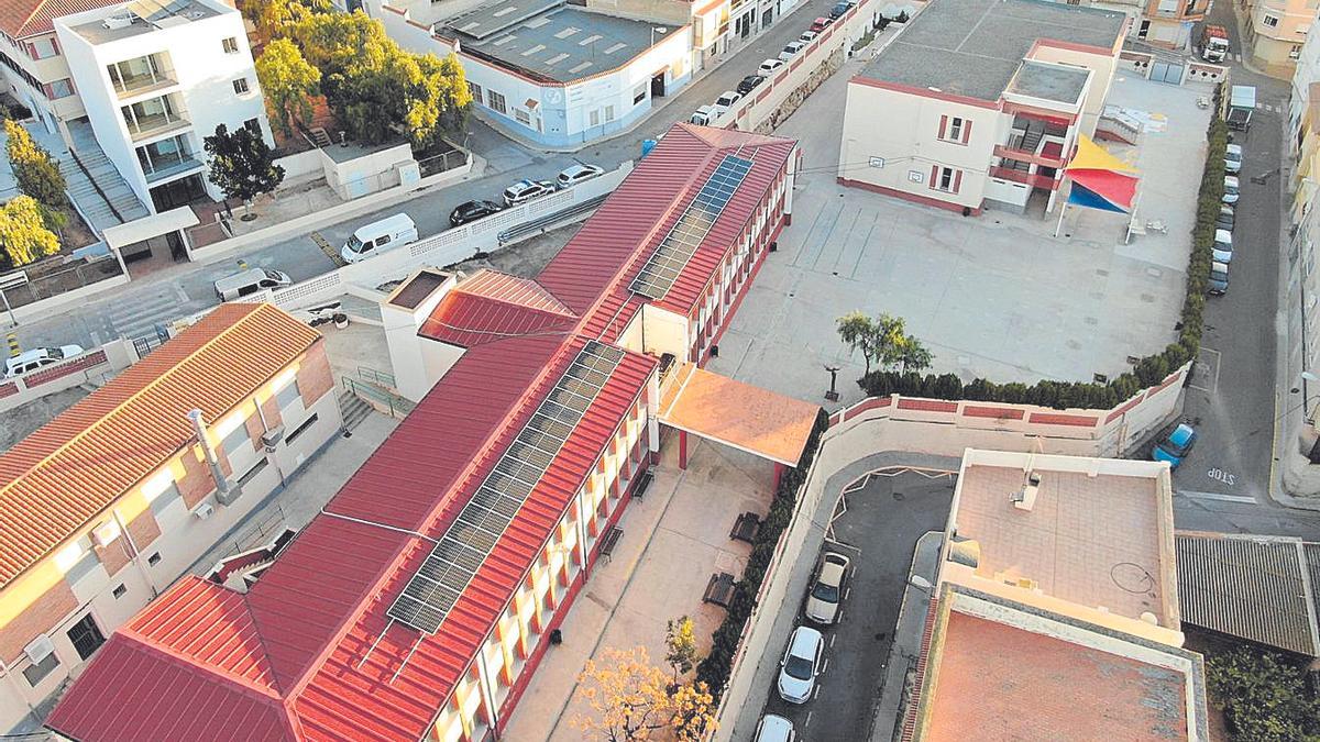 A l’Escola Infantil Municipal la instal·lació té una potència de 10 kW i produirà 15.900 kWh/any.