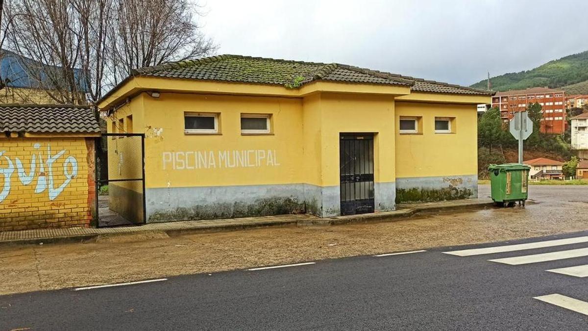 Entrada de la piscina municipal de Caminomorisco.