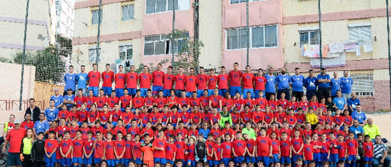 Foto de familia del San Juan Tres Palmas, con entrenadores y jugadores de diferentes categorías