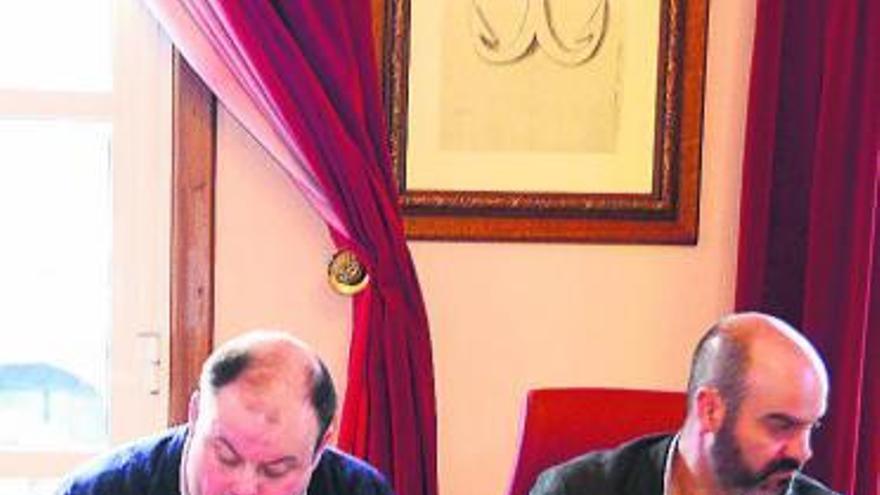 La acto de firma del convenio colectivo del Concello. // Gonzalo Núñez