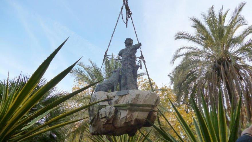 El grupo escultórico de Félix Rodríguez de la Fuente, ayer en el momento de ser retirado por la grúa de los Jardines de Picasso.