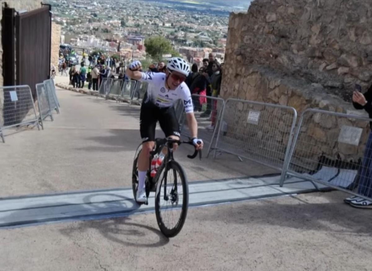 El ciclista del Genovés Emilio Llopis tras cruzar primero la meta de la Vuelta al Guadalentin.