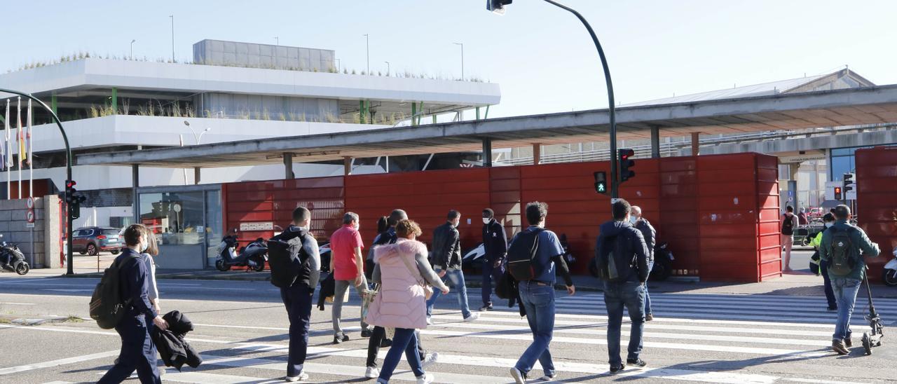 Trabajadores de Stellantis entrando en la factoría el pasado noviembre.