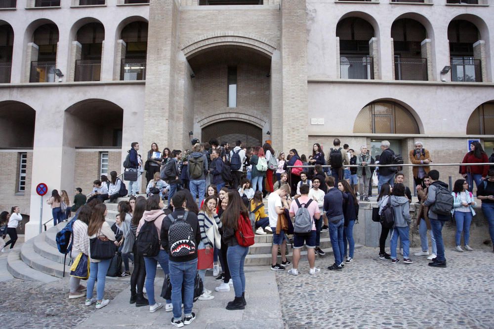 Piquets impedeixen l'accés dels alumnes a la UdG