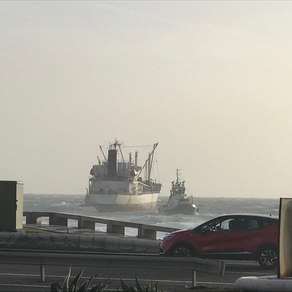 Barco a la deriva en Las Palmas de Gran Canaria