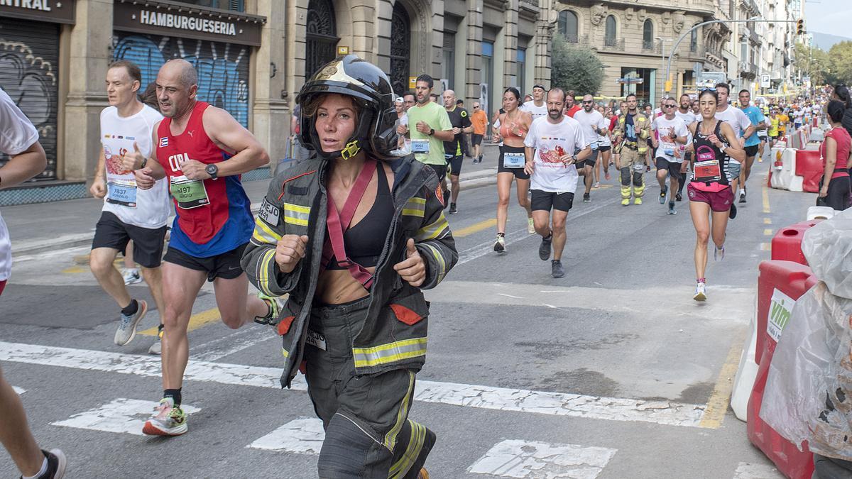 El grupo de bomberos participantes vistiendo su indumentaria de trabajo de alrededor de más de 10 kilos sin la bombona de oxígeno.