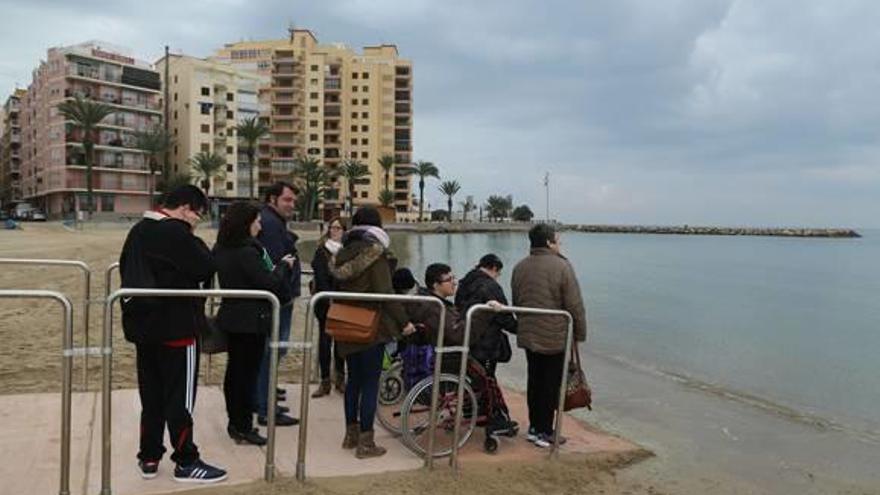 Tres playas de Torrevieja ya cuentan con pasarelas de hormigón para acceder con sillas de ruedas.