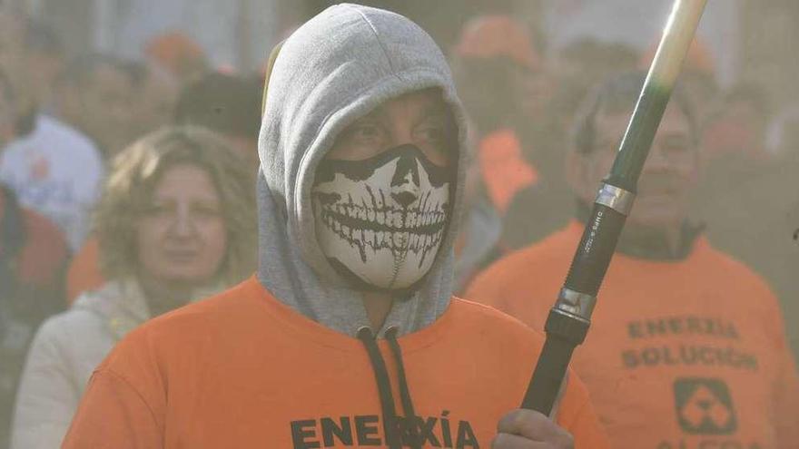 Trabajador de Alcoa, durante una manifestación contra el cierre en A Coruña. // Víctor Echave