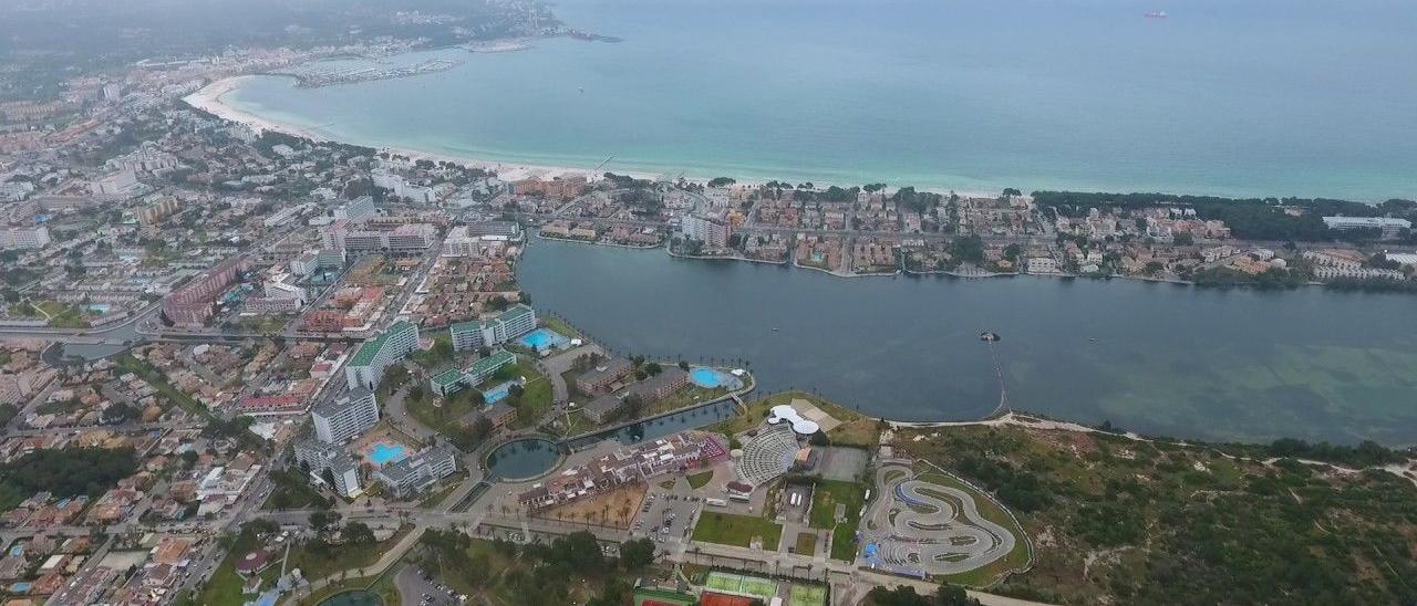 Una imagen aérea del puerto de Alcúdia, en el norte de Mallorca.