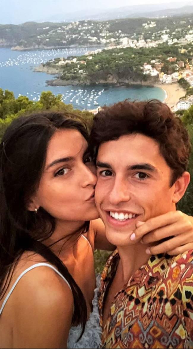 Marc Marquez y Lucía Rivera en su primera imagen oficial como pareja