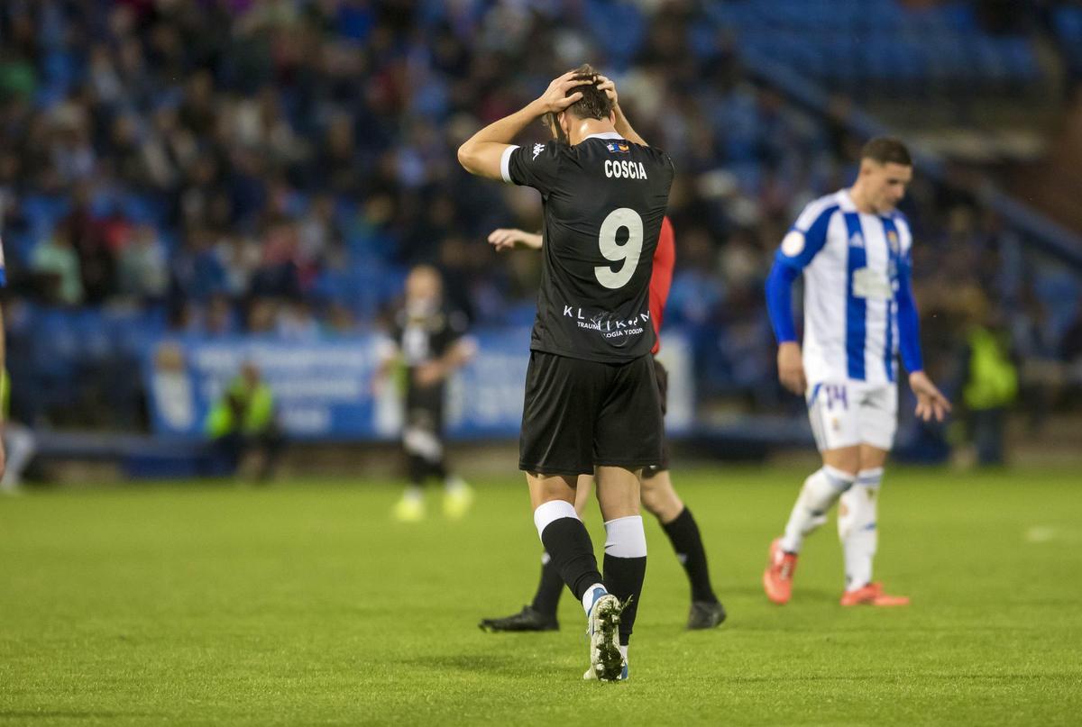 Agustín Coscia se lleva las manos a la cabeza tras una ocasión de gol malgastada.
