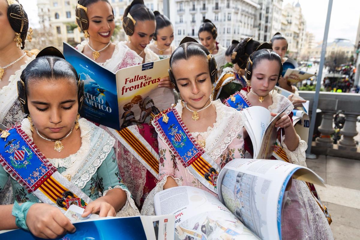 El Extra de Fallas de Levante-EMV llega al balcón del Ayuntamiento