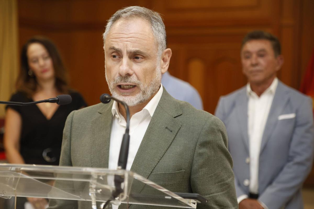 A.J.González Córdoba José María Bellido, junto a la delegada de Economía y Hacienda y presidenta del IMDEEC, Blanca Torrent; la delegada territorial de Empleo, Empresa y Trabajo Autónomo de la Junta de Andalucía en Córdoba, Marina Montes; el presidente de la Asociación Provincial de Joyeros, Plateros y Relojeros de Córdoba, Isidoro García Escribano; y el presidente del Parque Joyero de Córdoba, Rafael Ruiz; presenta el proyecto de estand del Ayuntamiento de Córdoba en la feria internacional Madridjoya