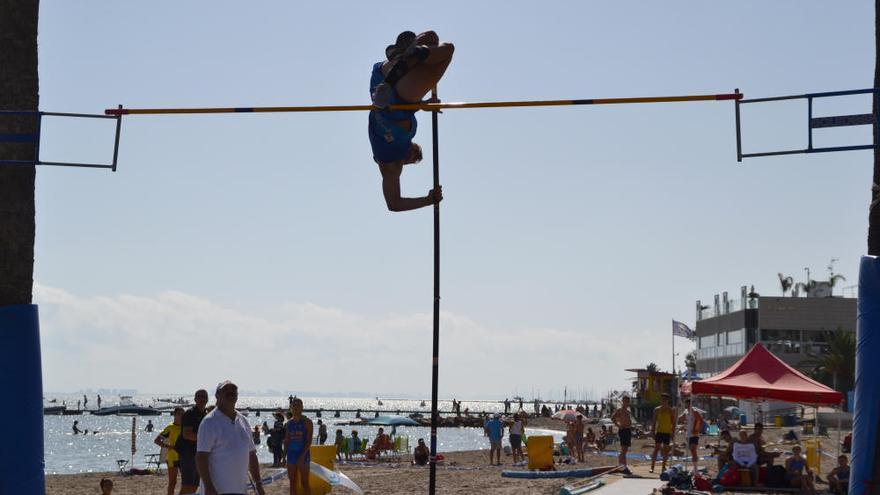 Prueba de salto con pértiga en Mar Menor Games 2017