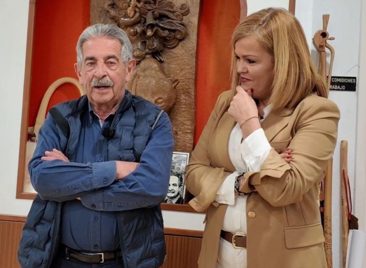 Miguel Ángel Revilla pregoa o choco de Redondela