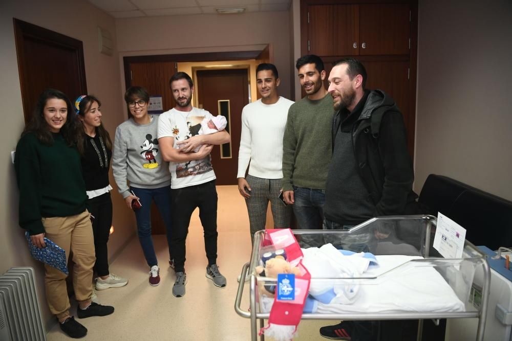 Dos futbolistas del primer equipo -David Simón y Eneko Bóveda-, junto a tres jugadoras del Deportivo Abanca -Cris, Laura y Miriam- visitam a los niños hospitalizados.