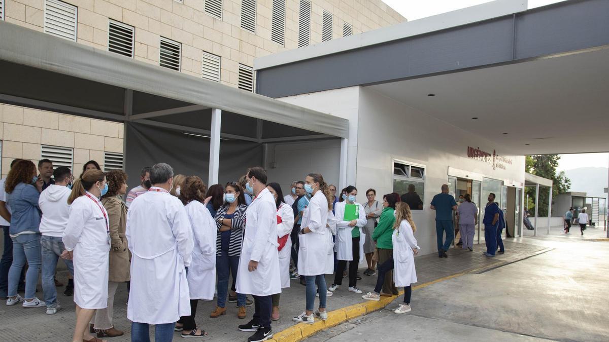 Personal sanitario con mascarilla en las inmediaciones del hospital en una imagen de archivo.