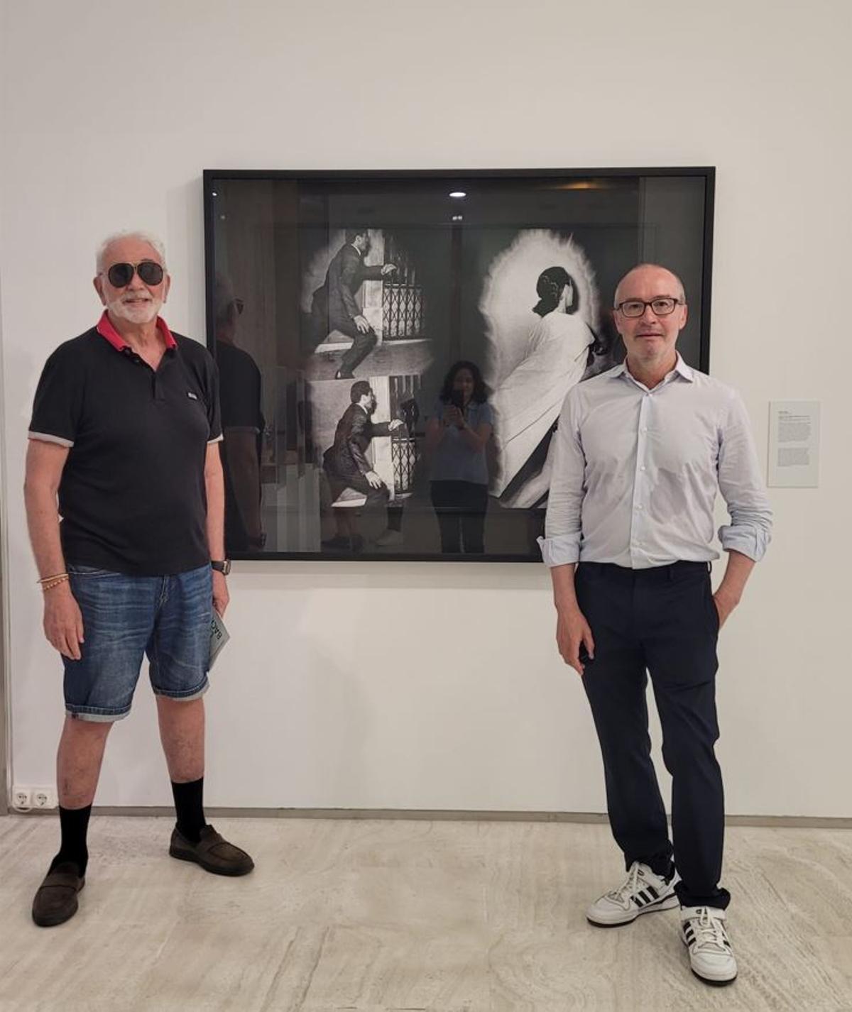 El artista Pepe Calvo, junto a su obra con Javier Romero