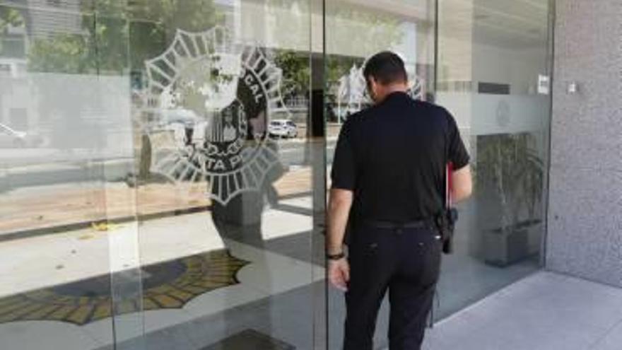 Un policía local accede a las dependencias en Santa Pola.