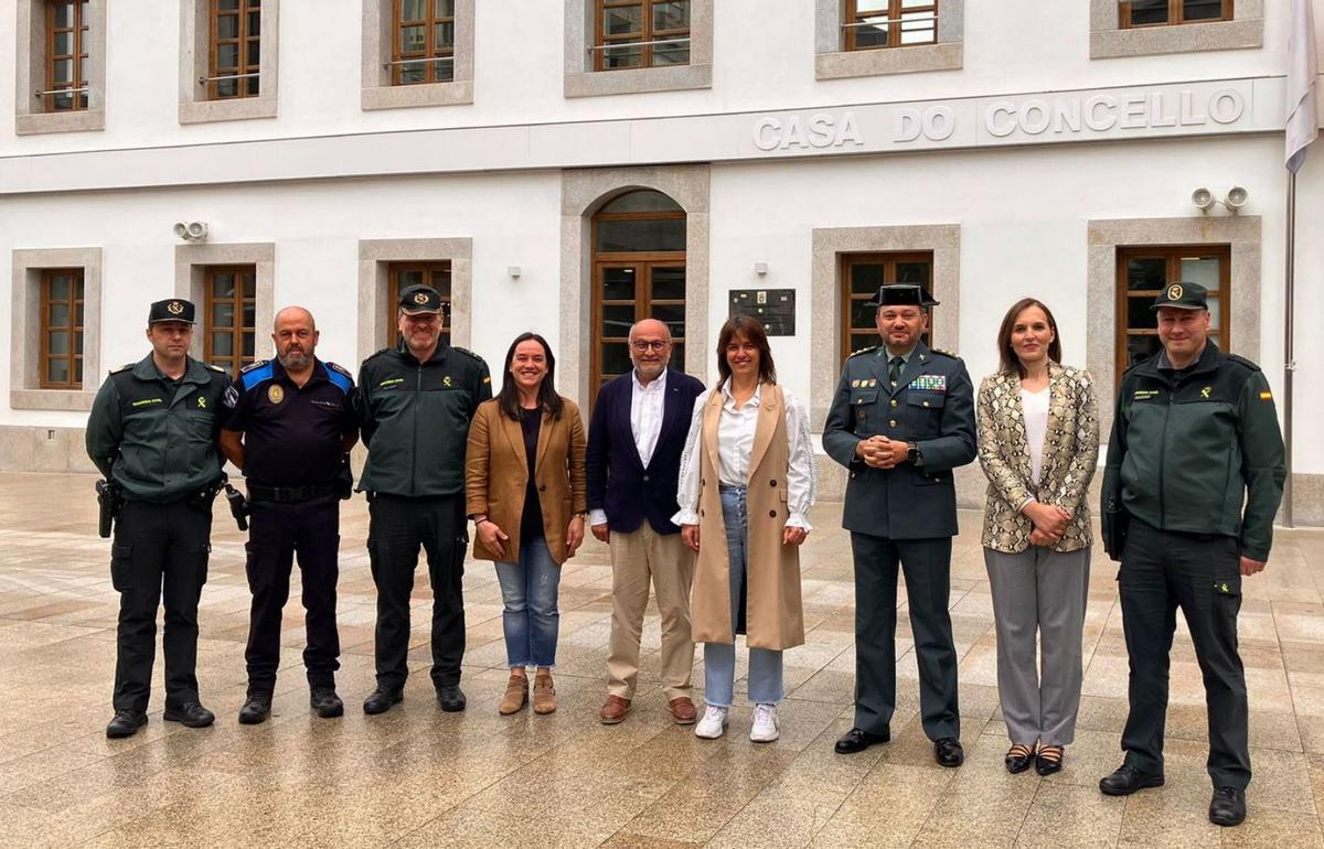 Abel Losada y Paula Fernández Pena con otros miembros de la junta local de seguridad.