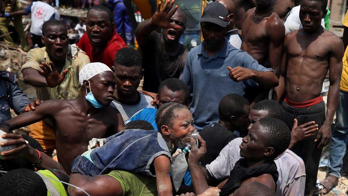 Tragedia en Nigeria al derrumbarse una escuela y atrapar a un centenar de niños