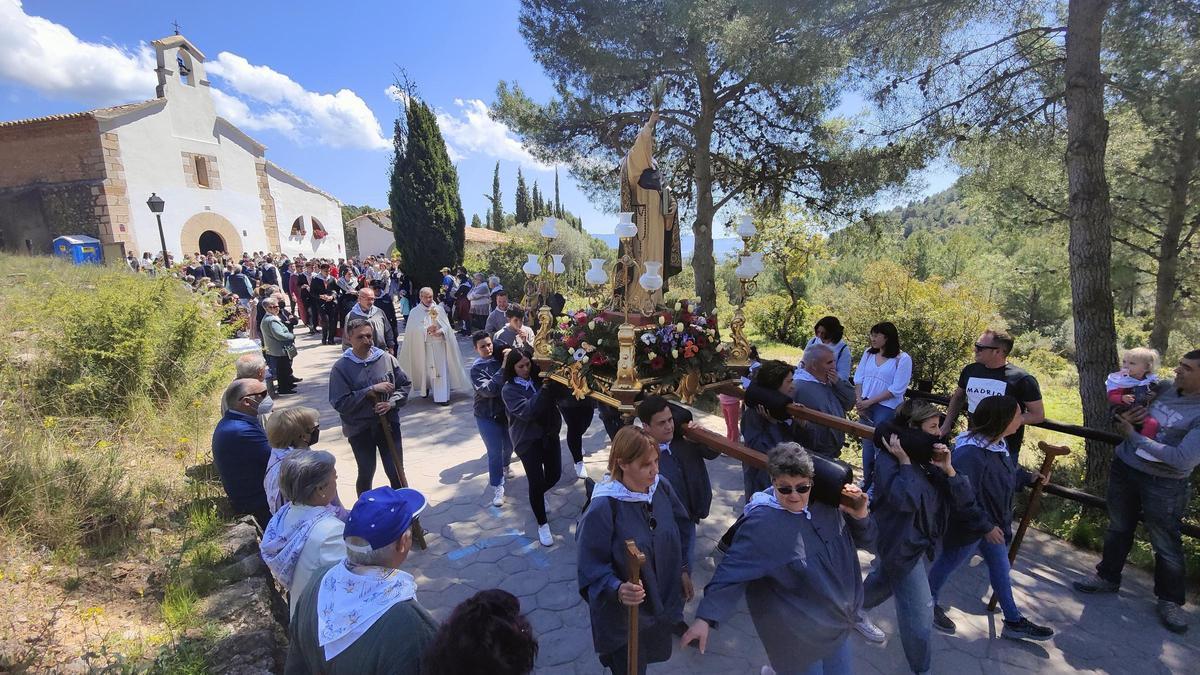 SALIDA. Imagen de la bajada de la ermita con el santo, autoridades, reina y dama y romeros en general.