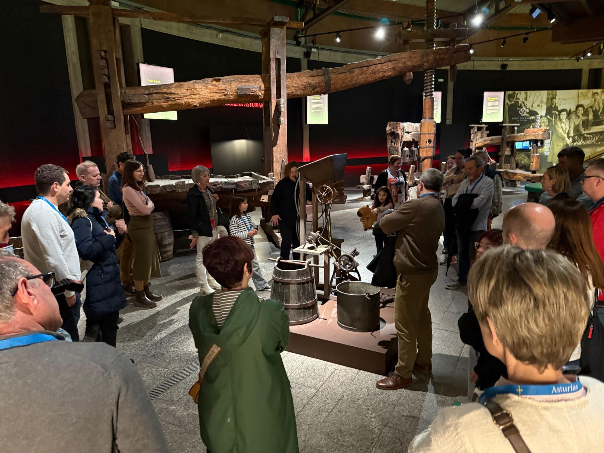 La Semana de la Floración del Manzano concluye con una visita al 'Sancta Sanctorum' de la cultura sidrera asturiana