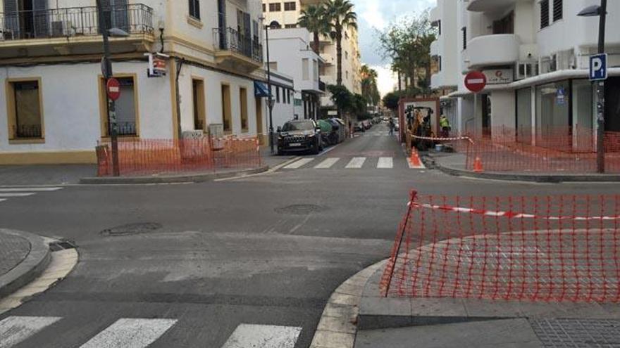 Obra en la calle del Bisbe Huix para reducir las esquinas.