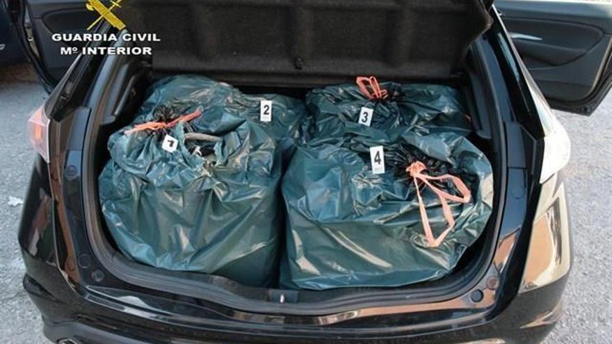 Detenido en la AP-4 con 250 kilos de hachís ocultos en el maletero
