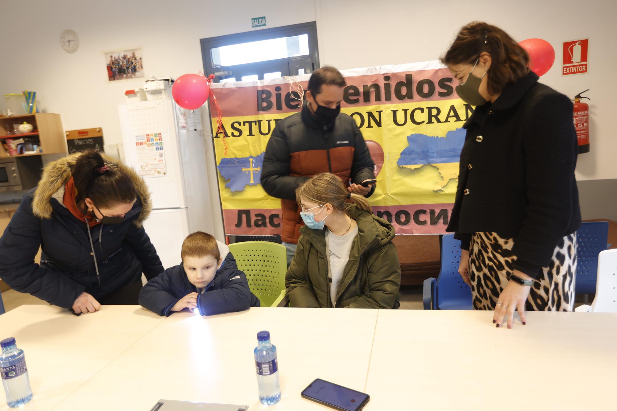 La niña Ania Romanenko se reencuentra con su madre en Piloña