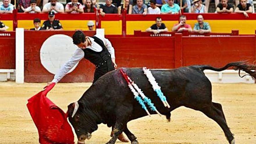 Un derechazo del alicantino Abraham Segura al primero de la tarde.