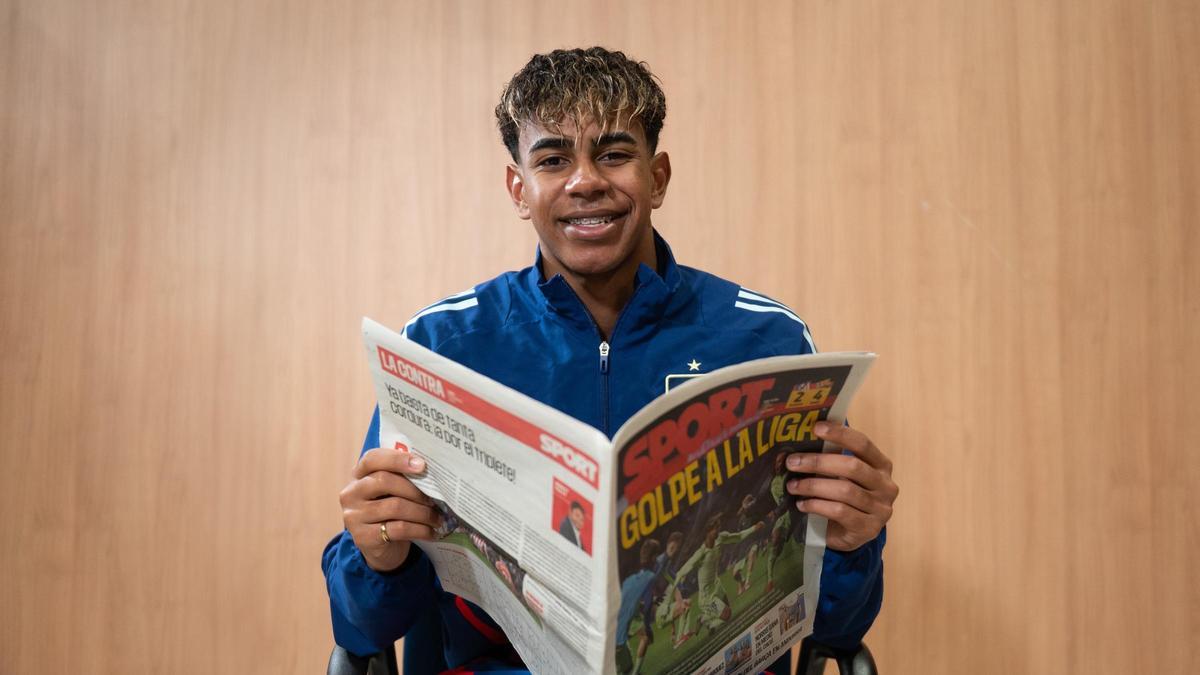 Lamine Yamal disfrutó leyendo la edición de SPORT del lunes con la victoria frente al Atlético de Madrid