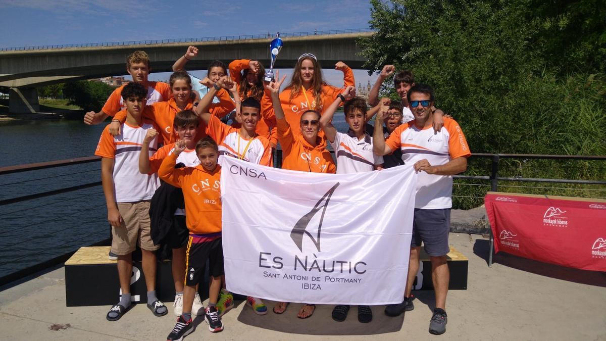 El equipo del CNSA celebra su primer puesto en Zaragoza.