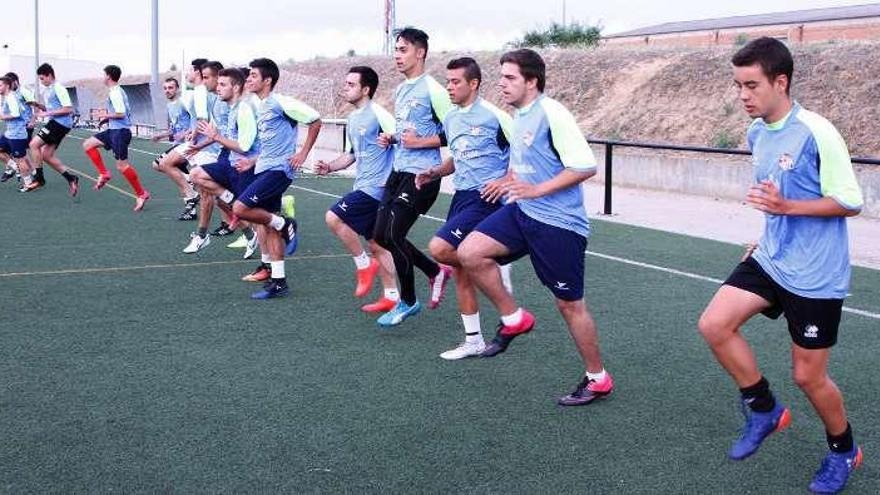 Los jugadores del filial en el primer entrenamiento.