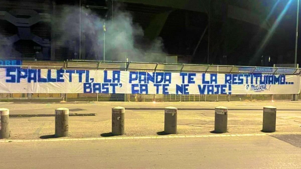El pasado miercoles apareció una pancarta en los aledaños del estadio Diego Armando Maradona