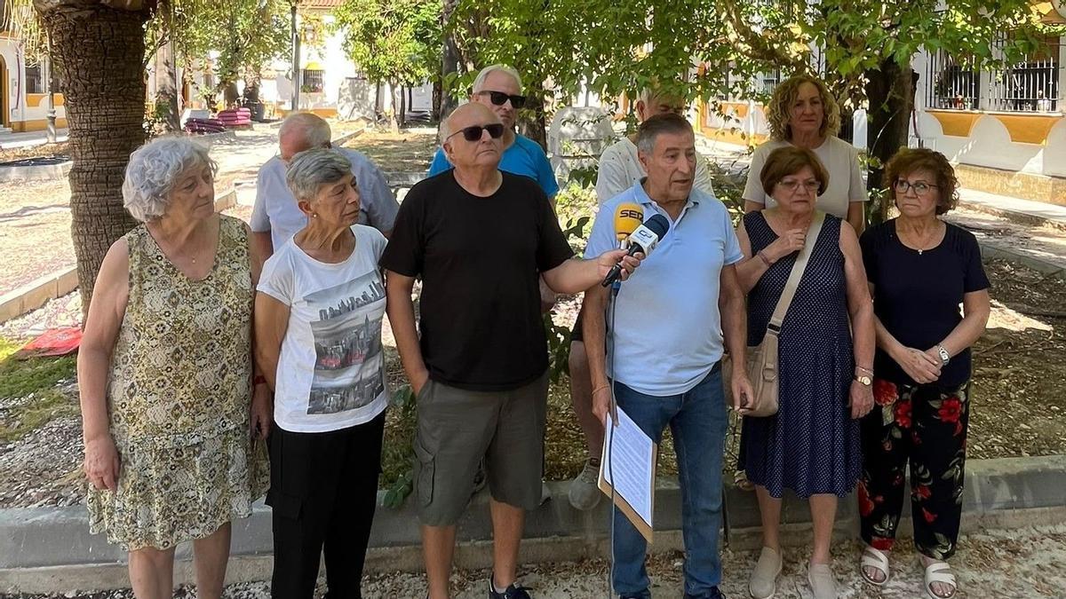 Vecinos de la calle Guadalquivir de Palma del Río.