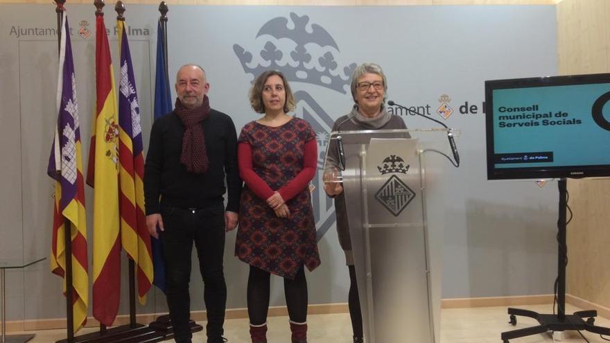 La concejala de Bienestar Social, Mercè Borràs, la coordinadora del área, Catalina Trobat, y el director técnico, Jaume Payeras.