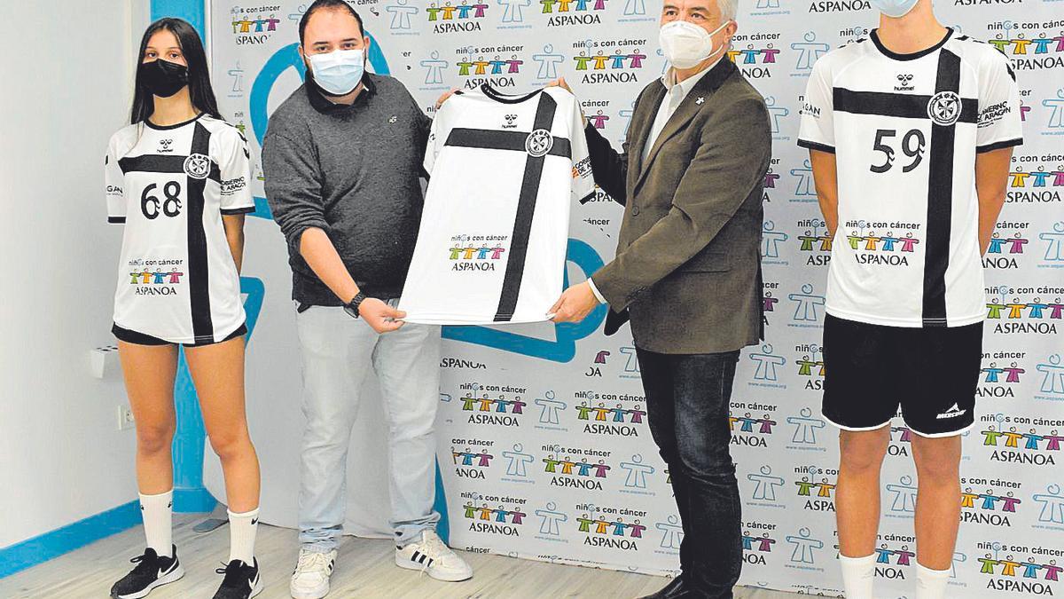 Momento de la presentación de la nueva camiseta de Dominicos con el logo de Aspanoa .